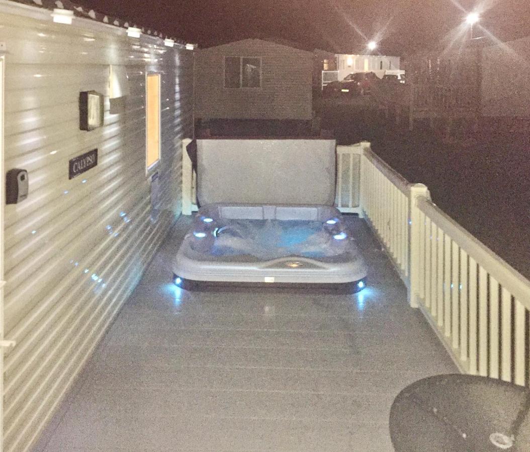 Calypso Hot Tub Breaks Tattershall Lakes Pet Friendly Exteriör bild
